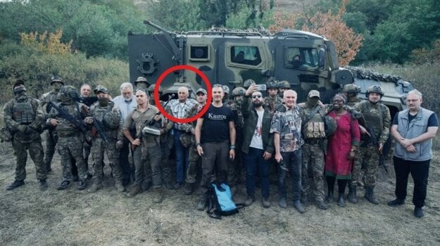 Ján Čarnogurský na skupinovej fotografii s členmi ruskej armády pri okupovanom Mariupoli. (zdroj: Ján Čarnogurský)