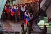 Ruskí vojaci vystupujú z lietadla po návrate zo zajatia počas výmeny vojnových zajatcov medzi Ruskom a Ukrajinou. 