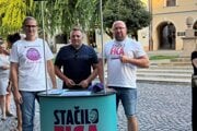 Strana Demokrati zbiera podpisy na vyhlásenie referenda o predčasných voľbách. 