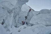 Horolezci zdolávajú ľadopád Khumbu pri výstupe na vrchol Mount Everestu v Nepále 11. mája 2025.