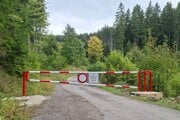 Závora na elektrickú zámku na Kubínskej holi, ktorá pohoršila predovšetkým miestnych obyvateľov. 