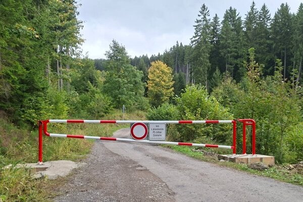 Závora na elektrickú zámku na Kubínskej holi, ktorá pohoršila predovšetkým miestnych obyvateľov. 