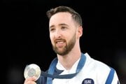 Artem Dolgopyat z Izraelu oslavuje medailu na LOH v Paríži 2024.