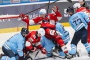 Skrumáž pred bránou Slovana (modré dresy) v zápase 10. kola hokejovej Tipsport extraligy HC Slovan Bratislava - HK 32 Liptovský Mikuláš.