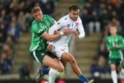 David Strelec v súboji s Danielom Ballardom v zápase Severné Írsko - Slovensko.