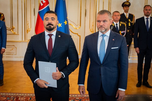 Šéf SIS Pavol Gašpar a prezident Peter Pellegrini.