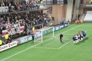 Futbalisti Faerských ostrovov oslavujú s fanúšikmi výhru 2:1 nad Českom.