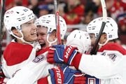 Hokejisti Montrealu oslavujú gól, vľavo Juraj Slafkovský. 