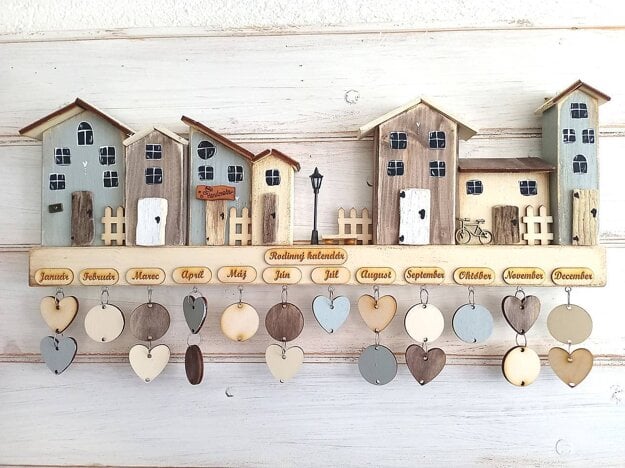 Rodinný kalendár s domčekmi ako darček na Vianoce od Zupeelig za 49 eur. (zdroj: Sashe/Zupeelig)