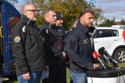 Na tlačovej konferencii v Žbinciach (zľava) Michal Kaliňák, minister vnútra Matúš Šutaj Eštok a Ervín Erdélyi. 