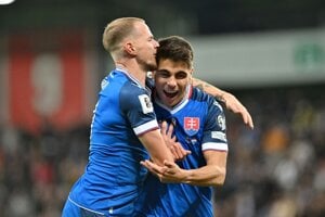 Slováci sa prebudili až po zmene strán. Vyšiel im parádny signál, Schranz sa pri góle zranil