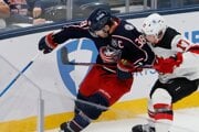 Slovenský hokejista New Jersey Devils Šimon Nemec (vpravo) a hráč Columbusu Blue Jackets Boone Jenner bojujú o puk 
