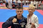 Andrej Chmúra a Matej Klokočík s medailou. 