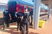 Železničná polícia hľadá zatiaľ neznámeho muža pre výtržníctvo vo vlaku.