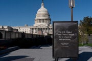 Shutdown je už tretí týždeň a pri vchode do návštevníckeho centra Kapitolu vo Washingtone značka odvracia turistov.
