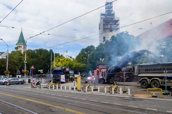  Práce sú rozdelené na etapy, prvú z nich spustili vo štvrtok. Najprv sa má zmeniť Námestie SNP, následne Námestie Nežnej revolúcie a neskôr aj Kamenné námestie. 