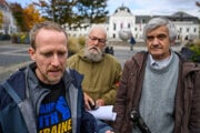 Zľava iniciátor výzvy Tomáš Tauber, predseda hnutia Human Peter Mariánek a aktivista Peter Tatar, 