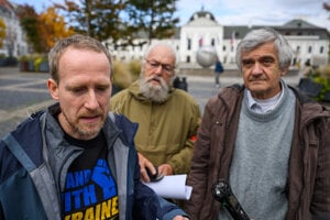 Zľava iniciátor výzvy Tomáš Tauber, predseda hnutia Human Peter Mariánek a aktivista Peter Tatar, 