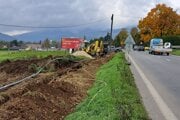 Veličnou prechádza frekventovaná dopravná tepna. Po oboch stranách cesty pribudnú priemyselné i obchodné stavby. 