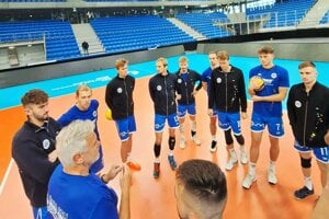 Nitrania nastúpili na zápas v šesťtisícovej hokejovej hale. 