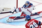 Juraj Slafkovsky strieľa gól.