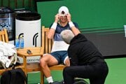 Dánsky tenista Holger Rune počas ošetrenia.