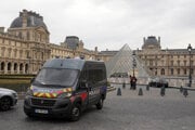 Orgány pátrajú po štyroch zlodejoch, uviedla hlavná prokurátorka Paríža.
