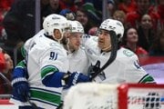 Radosť hokejistov Vancouveru Canucks po strelení gólu.