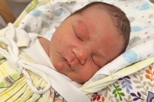 Šimon Hajdík (4150 g, 51 cm) sa narodil 14.10.2025 Lucii a Petrovi z Pružiny. Tešia sa na neho súrodenci Peťko a Dianka.