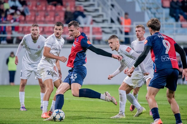 Púchovčania (v bielom) nestačili na FC ViOn. 