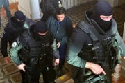 Eskorta privádza Mariana Kočnera na Špecializovaný trestný súd v Banskej Bystrici v pondelok 20. októbra 2025.