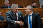 Premiér Robert Fico a minister financií Ladislav Kamenický.