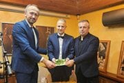 Zľava: moderátor podujatia Tomáš Urbaník, autor Pavol Janščo a krstný otec knihy Vladislav Brisuda.