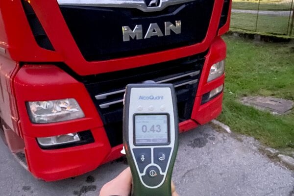 Vodičovi nákladiaku sa nevyplatilo piť alkohol pred tým, ako si sadol za volant.