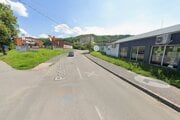Križovatka ulíc Dobronivská a Pod Dráhami, v smere od zámku ku štadiónu.