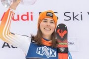 Petra Vlhová pózuje na pódiu po víťazstve v slalome v Kranjskej Gore 2024.