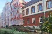 Škola je v rekonštrukcii, po jej konci tu budú nové stromy.