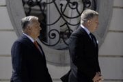 Maďarský premiér Viktor Orbán (vľavo) a slovenský premiér Robert Fico kráčajú počas ceremónie v Bratislave 28. apríla 2025.