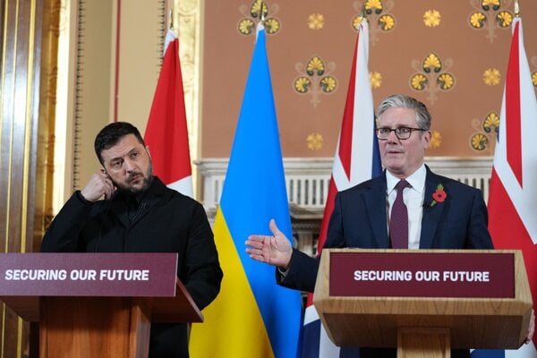 Britský premiér Keir Starmer a ukrajinský prezident Volodymyr Zelenskyj po stretnutí takzvanej koalície ochotných.