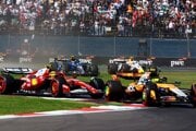 Lando Norris (vpredu)  a Lewis Hamilton počas štartu Veľkej ceny Mexika 2025. 