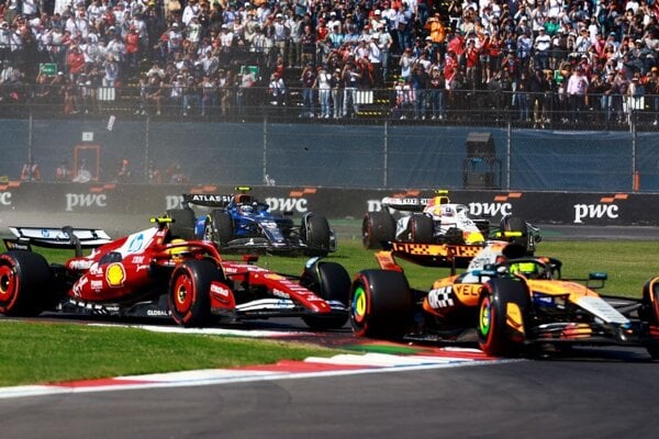 Lando Norris (vpredu)  a Lewis Hamilton počas štartu Veľkej ceny Mexika 2025.