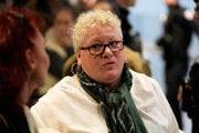 Obžalovaná Delphine Jegousse, známa ako Amandine Roy prichádza do súdnej siene v Paríži.