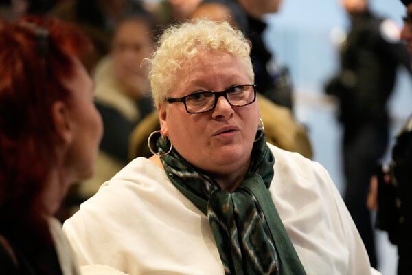 Obžalovaná Delphine Jegousse, známa ako Amandine Roy prichádza do súdnej siene v Paríži.
