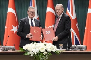 Britský premiér Keir Starmer a turecký prezident Recep Tayyip Erdogan.