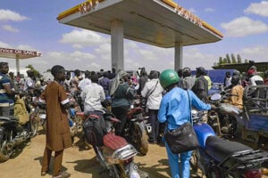 Ľudia na motocykloch čakajú v rade na čerpacej stanici v malijskej metropole Bamako.