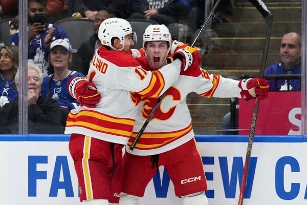 Samuel Honzek oslavuje prvý gól v NHL.