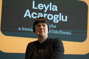 Leyla Acaroglu počas vystúpenia na ENVI Summite 2024