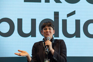 Leyla Acaroglu počas vystúpenia na ENVI Summite 2024