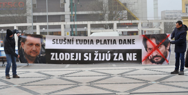 People protest at the Sner party congress December 10 holding a banner with businessman Ladislav Bašternák and Interior Minister Robert Fico.