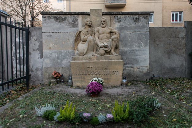 The grave of the Schmidt family.